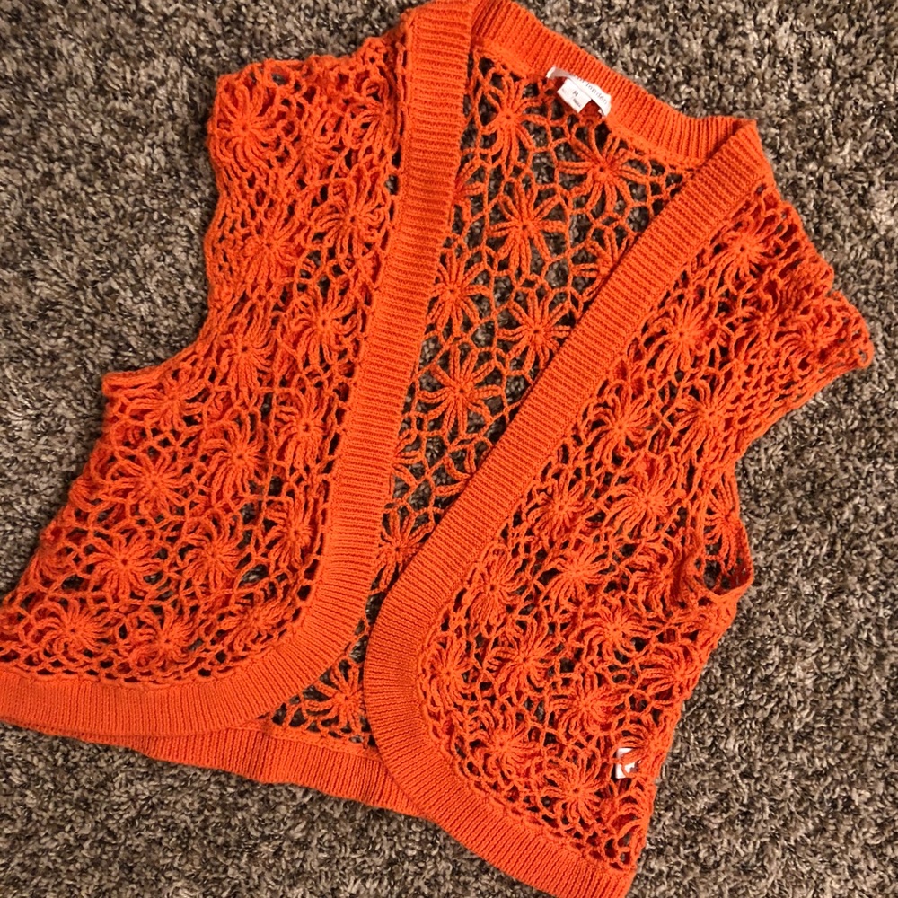Sleeveless cropped crochet vest